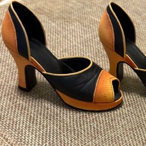 Just The Right Shoe- 2001 Retroactive #25146- By Raine